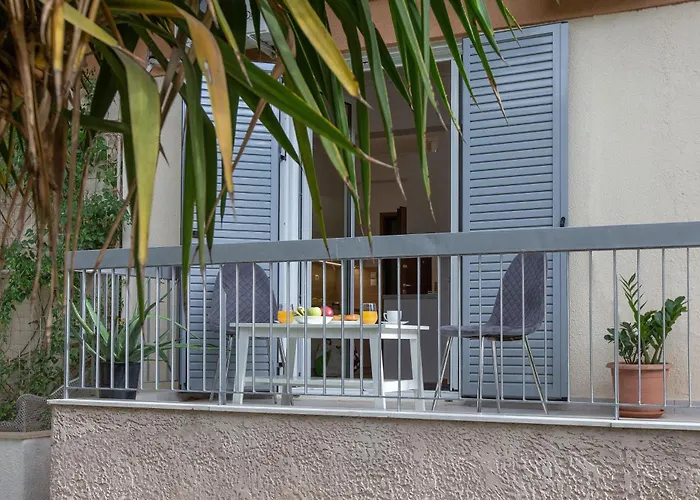 Newly Remodeled Dream Condominiun In Kifisia With Garden & Grass Lawn