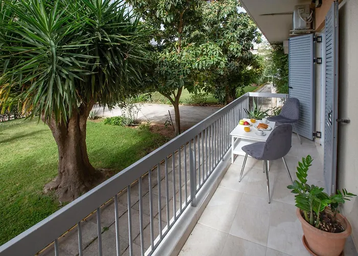 Newly Remodeled Dream Condominiun In Kifisia With Garden & Grass Lawn