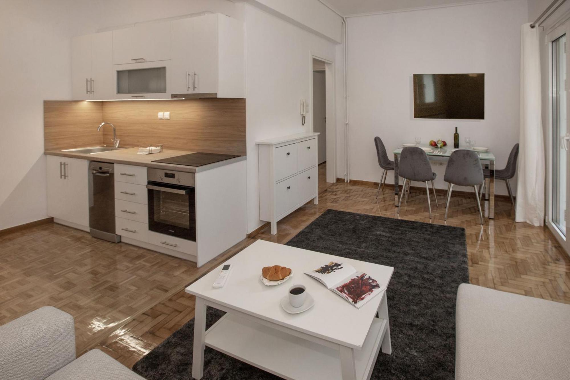 Newly Remodeled Dream Condominiun In Kifisia With Garden & Grass Lawn Athen